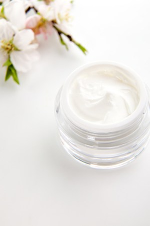 Nunca pruebes una nueva crema antes de un evento, ya que podría enrojecer tu piel o provocarte erupciones. Pon a prueba un nuevo producto tres o cuatro semanas antes de esa cita especial.