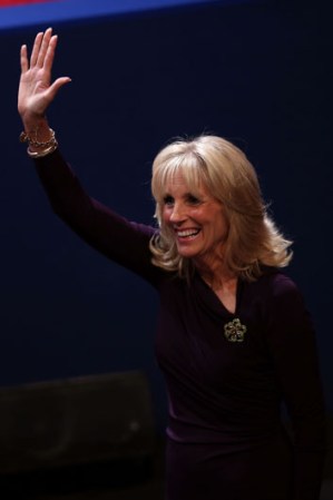 Jill Biden, esposa de Joe Biden, saluda a los asistentes.