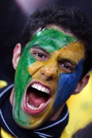 Qué manera de festejar un gol. No hay duda, sigue a Brasil.