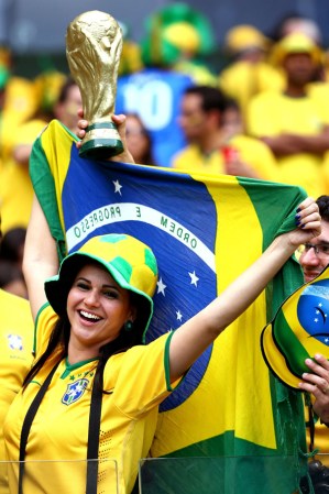 La fiesta del mundial es color, baile y bellezas. Aquí las fans más bellas de este mundial 2014.