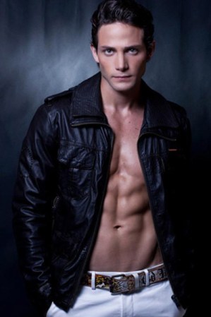 Al guapo actor le encanta hacer ejercicio lo cual le beneficia para las diversas sesiones de fotos en las que muestra un cuerpo atlético y escultural.