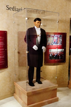 Este traje es el utilizado por las personas que cargan el ataúd del Papa durante su funeral.