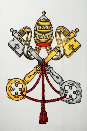 El escudo de El Vaticano, que tiene las llaves de San Pedro y la tiara papal.