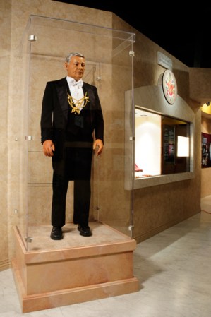 Los Hombres del Papa son sus servidores en El Vaticano. Este tuxedo negro es un uniforme auténtico de un servidor de Juan Pablo II.