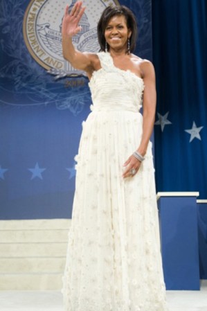 2009. Michelle Obama no pudo verse más hermosa que en este vestido etéreo de un solo hombro de Jason Wu, lo lució en su primer baile inaugural.