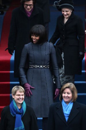 Obama estrenando look, cambió su melena de lado por un peinado "midi" en capas con flequillo. Luce mucho más juvenil y fresca que en el 2009.