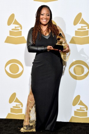 Lalah Hathaway parece haberse escapado de una telaraña gigante que se quedó enredada en su vestido.