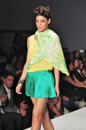 Para lucir las piernas en una tarde soleada, escoge una faldita satinada en tono verde aguamarina, con una camiseta amarilla. ¡Sólo para las más arriesgadas!