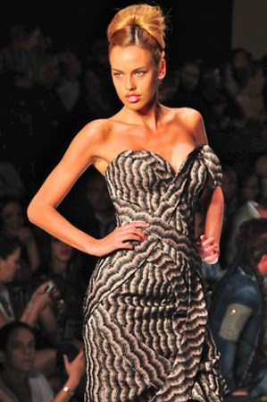 Los escotes en forma de corazón inundaron las pasarelas de la Miami Fashion Week. Con un vestido a rayas y con este tipo de escote, causarás sensación.