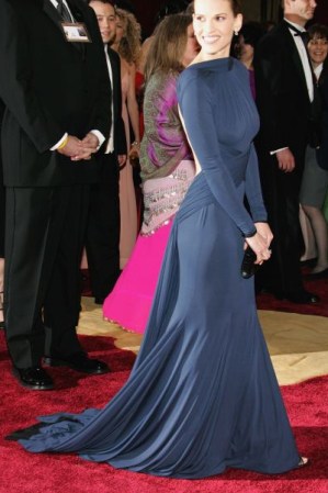 Hilary Swank impactó con este vestido azul y escotazo en la espalda de Guy Laroche.