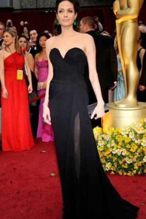 Angelina Jolie en un vestido negro de Elie Saab con accesorios verdes de Lorraine Schwartz.