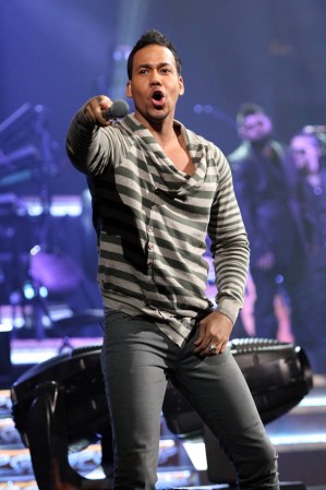 Romeo Santos, el intérprete de bachata nacido en El Bronx, Nueva York, tiene un hijo, Álex Damián, de 13 años. En los primeros años de vida del adolescente, Santos se mantuvo alejado, pero después empezó a crear una verdadera relación padre-hijo.