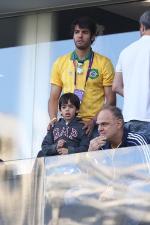 Kaka y su hijo durante el encuentro entre Brasil y Croacia.