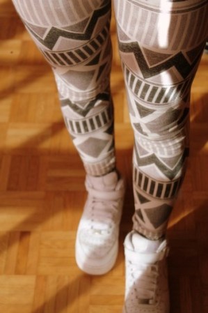 Los legging pueden verse lindos en las adolescentes y las veinteañeras, pero resultan excesivos cuando ya se pasa de los 40 o se tienen kilos de más.