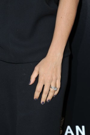 Detalle del look de Salma Hayek cuando se presentó al desfile de Karl Lagerfeld en la Semana de la Moda de París el 1 de marzo de 2012.