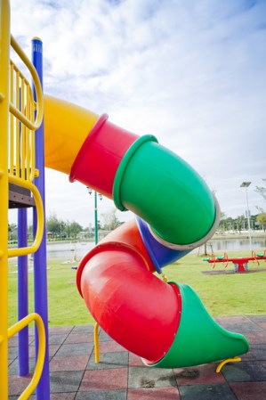 En los juegos para los niños de los parques y de tu jardín hay infinidad de bacterias. Lleva contigo en el bolso o en el auto un frasquito de limpiador desinfectante de manos.