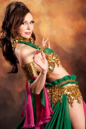 Piscis: Es una ocasión ideal para dejar fluir a la artista sensible que hay en ti: odalisca, bohemia, hippie, pintora, hada del bosque o alma fantasmagórica en pena.