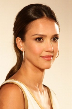Jessica Alba apuesta regularmente por una cabellera oscura acastañada que armoniza a la perfección con su tono de piel.