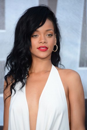 Rihanna es famosa por atreverse a explorar looks excéntricos y alejados de lo convencional. El cambio de color en su cabello es algo habitual en ella.