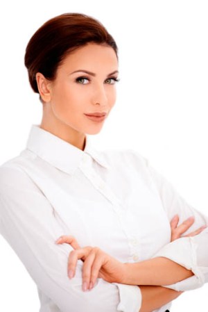 3.- Blusa blanca: Las opciones son muchísimas, pero se recomienda una de seda que podrás usar tanto en la oficina como en una noche de bar.