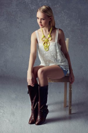 6.- Statement Necklace: no es un solo tipo de collar, sino varios tipos, es el accesorio que puede transformar cualquier combinación de plana a extraordinaria.