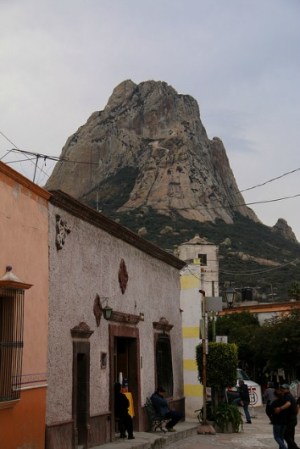 El pueblo de Bernal se localiza en el municipio de Ezequiel Montes, donde las principales actividades económicas se relacionan con el turismo.