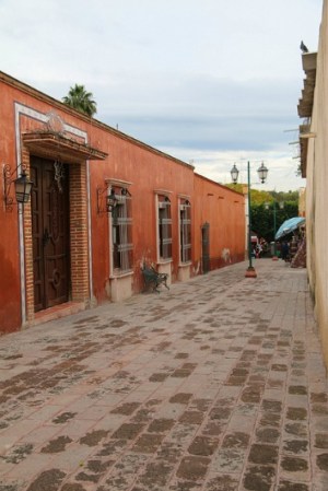 Recorrer las calles de Bernal permite apreciar las bellezas naturales y las construcciones de cantera y colores vivos.