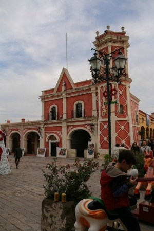 Bernal fue fundado en el año de 1642 y se localiza a 57 kilómetros de la capital del estado de Querétaro, justo en el kilómetro 200 de la autopista México-Querétaro.