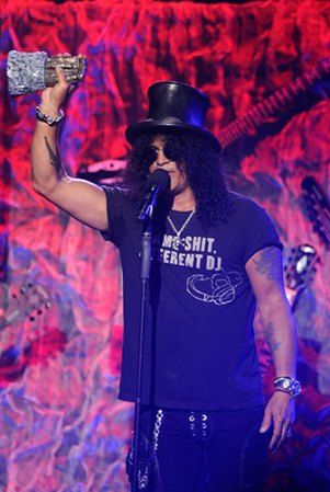 Slash. Guitarrista británico con múltiples tatuajes, entre los que se encuentran calaveras, rosas, gatos y los nombres de sus hijos.