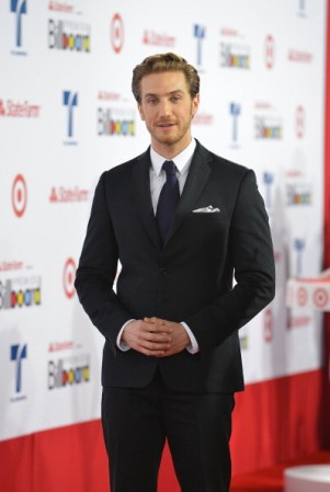 2012. El joven, pero muy talentoso Eugenio Siller se perfila para formar parte de las listas de "los más galanes" en todas las revistas de espectáculos, siempre se le ve en trajes de diseñador y mostrando su mejor ángulo.