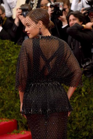 Solange está tan encendida que tiene que ser sostenida por un guardaespaldas hasta en tres ocasiones.