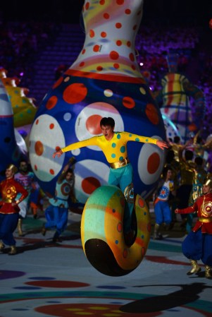 La ceremonia de apertura contó con la participación de más de 3,000 jóvenes bailarines, músicos, acróbatas y artistas de circo.