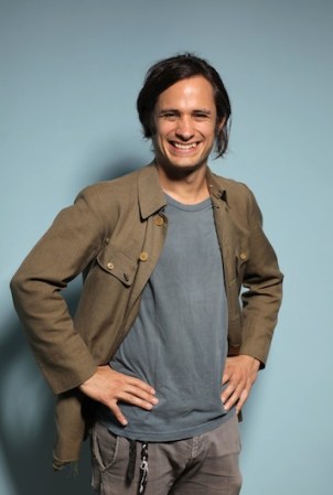 Una vez con el look "de capas": camiseta, camisa abierta y khakis, Gael posa para un retato de la película "The Loneliest Planet" durante el Toronto Film Festival 2011
