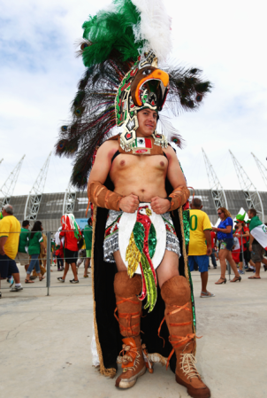 Los fans del partido de México contra Brasil también fueron parte del espectáculo.