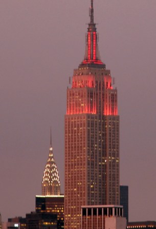Empire State Building: Fue construido en el año 1931, y está ubicado entre la intersección de la calle 34 y la Quinta Avenida. Este rascacielos fue nombrado como una de las Siete Maravillas del Mundo Moderno por la Asociación de Ingenieros Civiles, es una de las figuras que más distingue a Nueva York mundialmente. Las luces LED al tope de la estructura constantemente cambian constantemente para representar eventos de interés nacional e internacional.