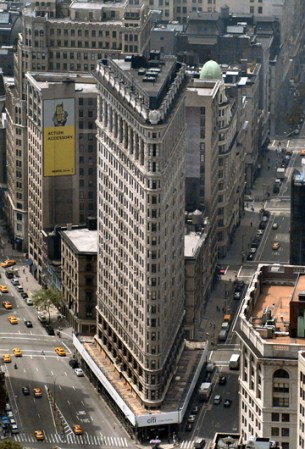 Flatiron Building: También conocido como “Fuller Building”, fue construido en el año 1902, y está localizado en el 175 de la Quinta Avenida. Su estilo triangular interconecta la Quinta Avenida, a Broadway y la calle East 22. Este rascacielos fue añadido a la lista de los edificios más emblemáticos de Nueva York en el 1989.