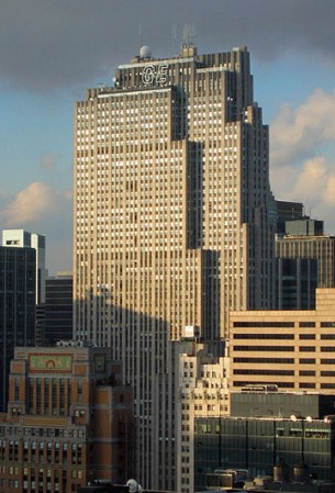 GE Building: Fue construido en 1933, y está ubicado en 30 Rockefeller Plaza. Es el epicentro de lo que se conoce como “Rockefeller Center”, y es donde están ubicada las oficinas principales de Telemundo 47 y NBC, también conocidas como “30 Rock”.
