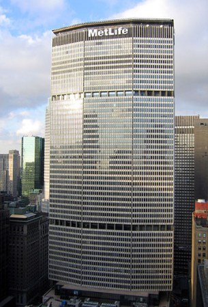 MetLife Building: El edificio está localizado en el 200 de Park Avenue de la calle East 45. Fue construido entre el 1958 y el 1963, y originalmente era la sede de la aerolínea Pan American World Airways. En febrero del 1975, el presidente de la compañía “United Brands Company”, Eli M. Black, se suicidó tras lanzarse del piso 44 del rascacielos.