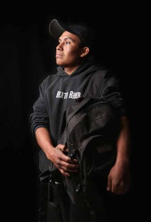 Pedro Martínez, de 18 años, es de Oaxaca, México, Martínez dijo que fue capturado por la Patrulla Fronteriza de los EE.UU. al cruzar a Arizona procedente de México. Fue deportado tres días después de su arresto, el pasado 9 de marzo del 2013. Dijo que iba a volver a intentarlo en los próximos días.