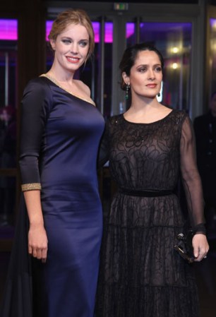 Las actrices Salma Hayek y Carolina Herrera Bang asisten al estreno del filme “La chispa de la vida” durante el Festival Internacional de Cine de Berlín en febrero de 2012