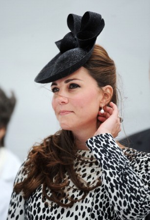 Hermosa como siempre, Catherine, Duquesa de Cambridge asistió a una ceremonia con este coqueto pero llamativo, sombrero.