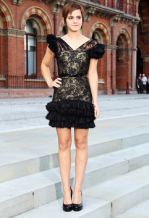 Emma Watson escogió un vestido ultra corto para el photocall de la película Harry Potter en Londres.