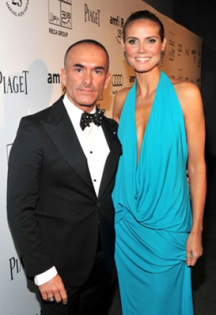 Heidi Klum con un vestido turquesa de infarto, que además de un escote que le llegaba hasta el ombligo tenía una gran abertura en la falda, y dejaba su espalda al descubierto. Aquí la vemos con Paolo Diacci en un evento en New York.