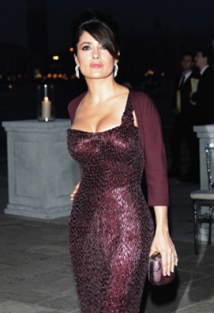 Salma Hayek con un vestido con mucho brillo, mucho escote y ajustadísimo como un guante en un evento en Venecia, Italia.