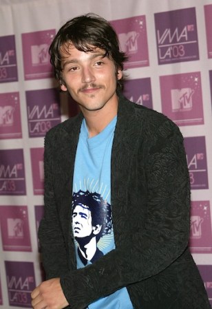 En el mismo evento, Diego Luna posa aquí también con un look compuesto de saco y camiseta, cabello despeinado y bigote de tres días (¿o más).