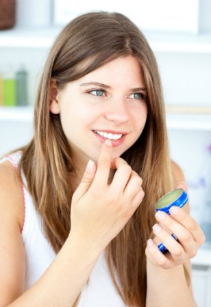 6. Después de exfoliar tus labios, usa vaselina como brillo y, muy importante, como un escudo contra grietas y asperezas.