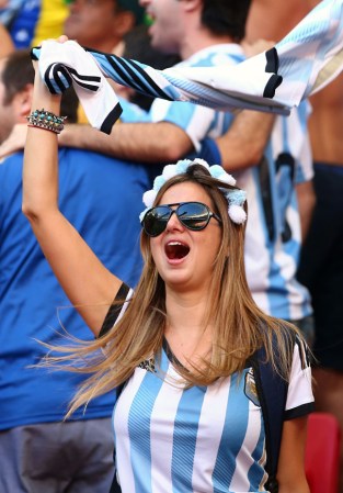 La fiesta del mundial es color, baile y bellezas. Aquí las fans más bellas de este mundial 2014.