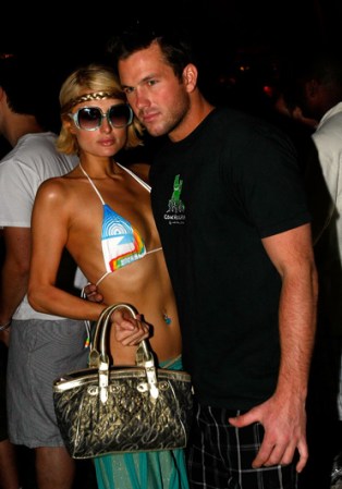 También las socialités se dejan ver en sus bikinis, como Paris Hilton, quien posa con Doug Reinhardt durante el Coachella Valley Music & Arts Festival realizado en California en el 2009.