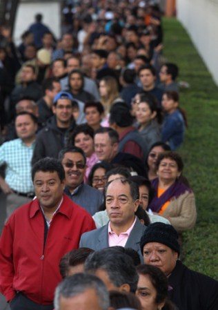 A temprana hora se pudieron apreciar largasa filas de votantes.