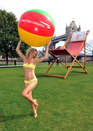 British Airways también utilizó una modelo en bikini para promocionarse.